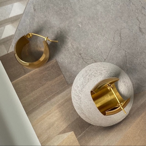 GP hug hoop earrings - Picture 2 of 4